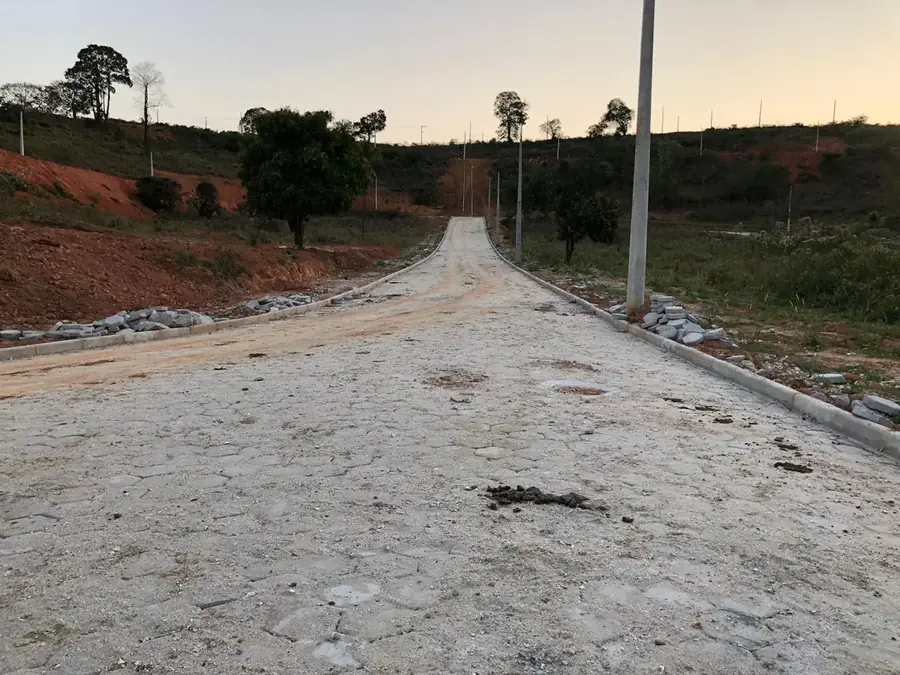 Rua M do Loteamento Morada do Valle com calçamento em bloquete, Teófilo Otoni (MG)