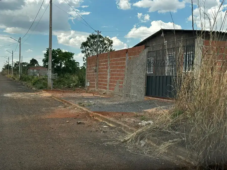 Rua asfaltada com meio-fio no Residencial Santa Mônica, Planaltina de Goiás (GO)