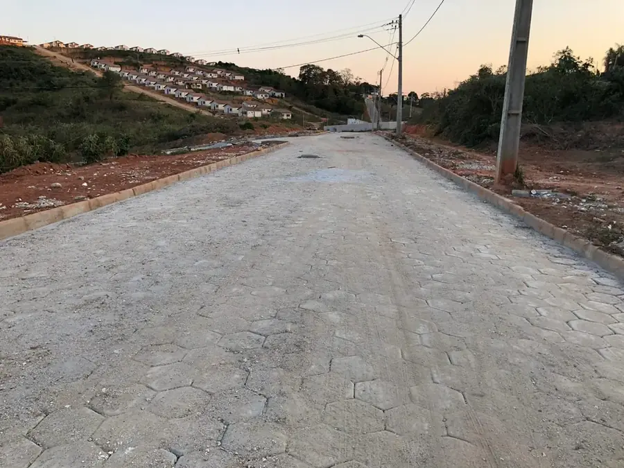 Rua A do Loteamento Morada do Valle com calçamento em bloquete, Teófilo Otoni (MG)