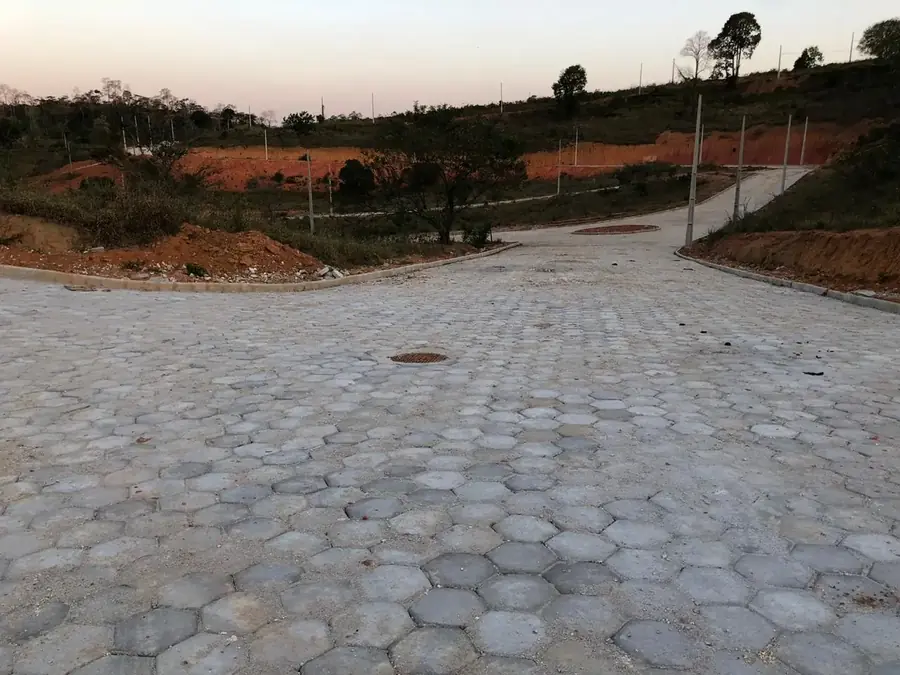 Rua H do Loteamento Morada do Valle com calçamento em bloquete e rede de água e esgoto prontas, Teófilo Otoni (MG)