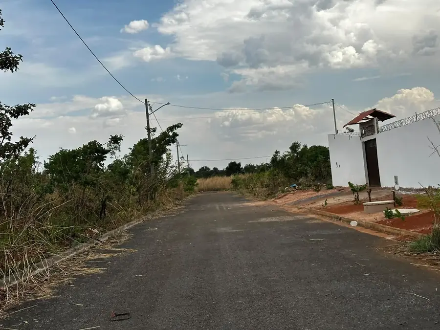 Rua asfaltada com meio-fio e iluminação pública no Residencial Santa Mônica, Planaltina de Goiás (GO)